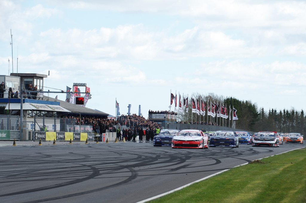 Årets DTC-sæson blev skudt i gang på FDM Jyllandsringen, hvor Jan Magnussen (rød og hvid bil) vandt finalen
(Foto: Stefan Mehl-Ludvigsen)